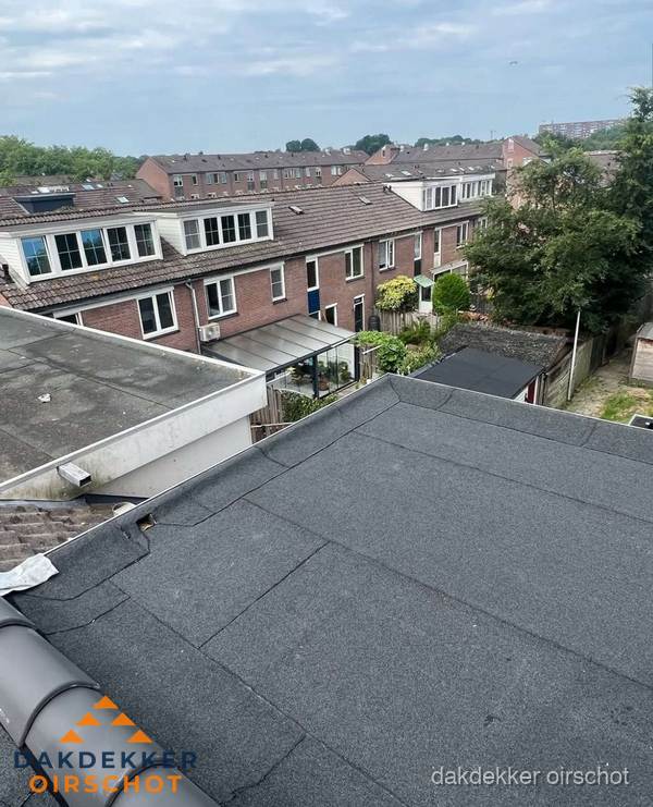 Vernieuwd plat dak met bitumen in woonwijk in Oirschot Vernieuwd plat dak met bitumen in woonwijk in Oirschot