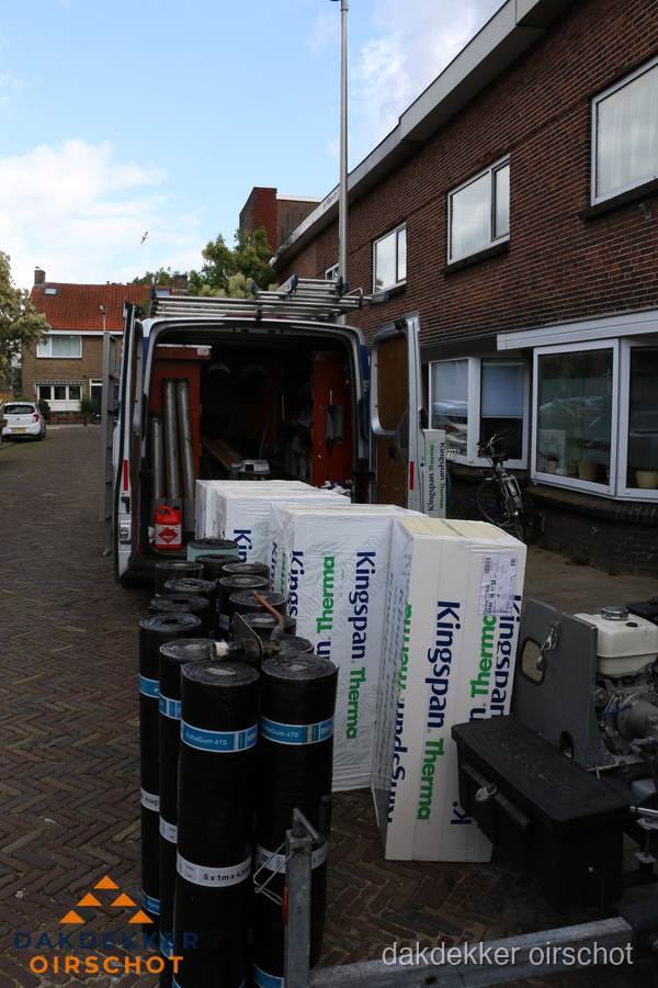 Levering van Kingspan isolatieplaten en bitumenrollen voor dakproject in Oirschot Levering van Kingspan isolatieplaten en bitumenrollen voor dakproject in Oirschot