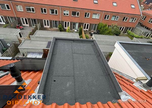 Plat dak met bitumen bedekking naast dakkapel in Oirschot Plat dak met bitumen bedekking naast dakkapel in Oirschot