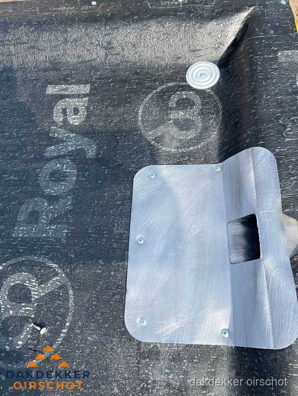 Dakgoot aansluiting op bitumen dak in Oirschot Dakgoot aansluiting op bitumen dak in Oirschot