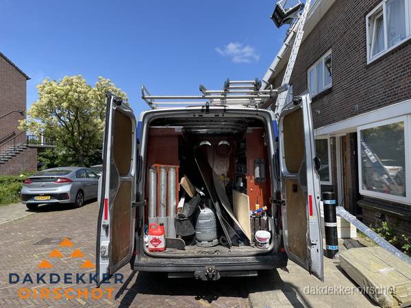 Spoed dakdekker bus met gereedschap en ladder bij woning in Oirschot Spoed dakdekker bus met gereedschap en ladder bij woning in Oirschot