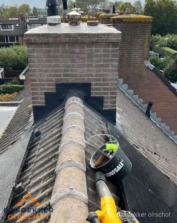 Schoorsteen met loodaansluiting en nokvorst op pannendak in Oirschot Schoorsteen met loodaansluiting en nokvorst op pannendak in Oirschot