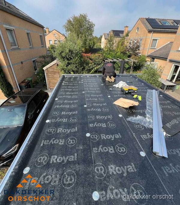 Dakdekker aan het werk op plat dak renovatie in Oirschot Dakdekker aan het werk op plat dak renovatie in Oirschot