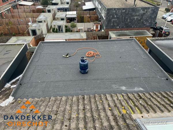 Plat dak met bitumen dakbedekking en brander in Oirschot Plat dak met bitumen dakbedekking en brander in Oirschot
