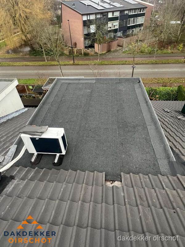 Plat dak inspectie met bitumen bedekking naast schuin pannendak in Oirschot Plat dak inspectie met bitumen bedekking naast schuin pannendak in Oirschot